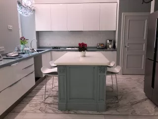 Кухня из массива с островом