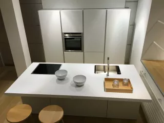 Кухня с многофункциональным островом