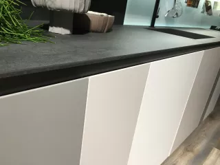 Оттенки серого в одной кухне